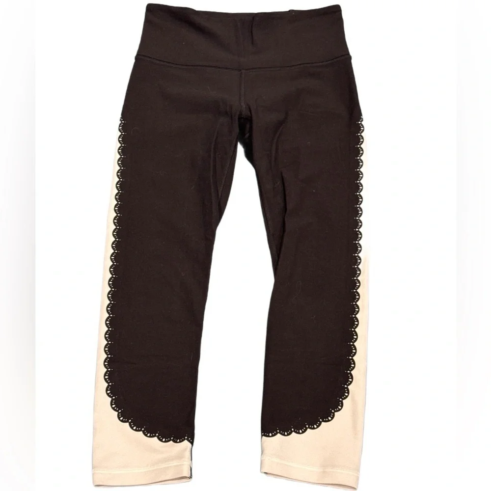 Athleta Black and Cream Scalloped Leggings XS